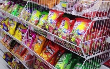 嚴厲打擊向未成年人銷售低俗包裝食品行為，保障青少年健康成長